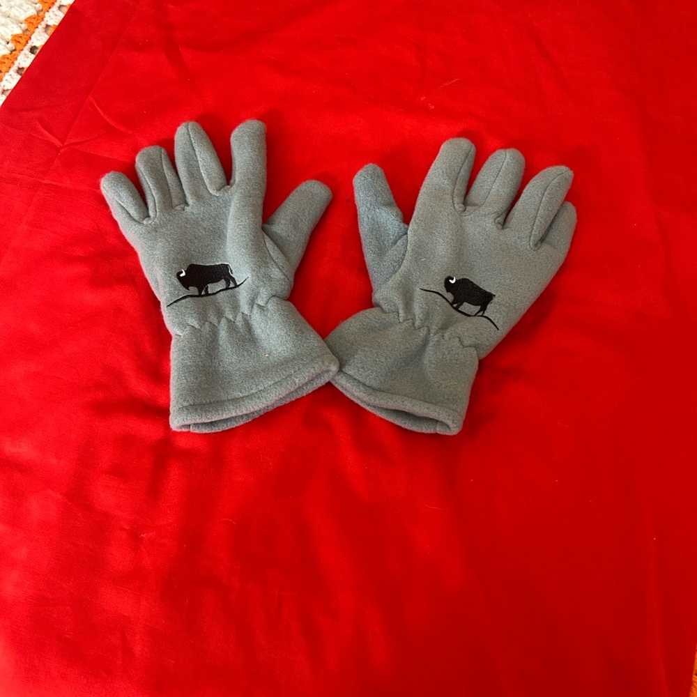 Kids Gray Fleece Gloves with Buffalo Design